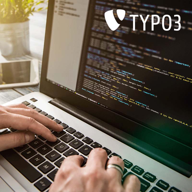 tippende Finger auf Laptoptastatur mit TYPO3 Logo