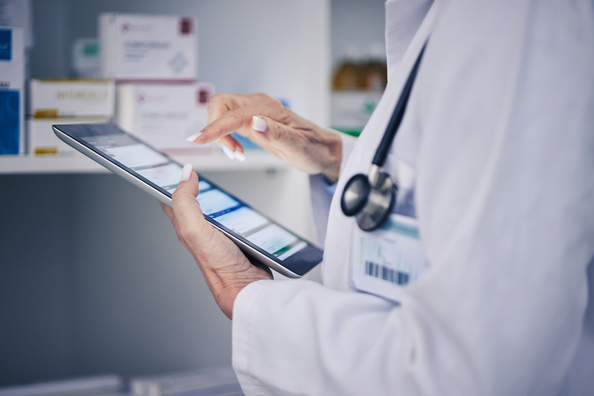 Arzt tippt auf Tablet