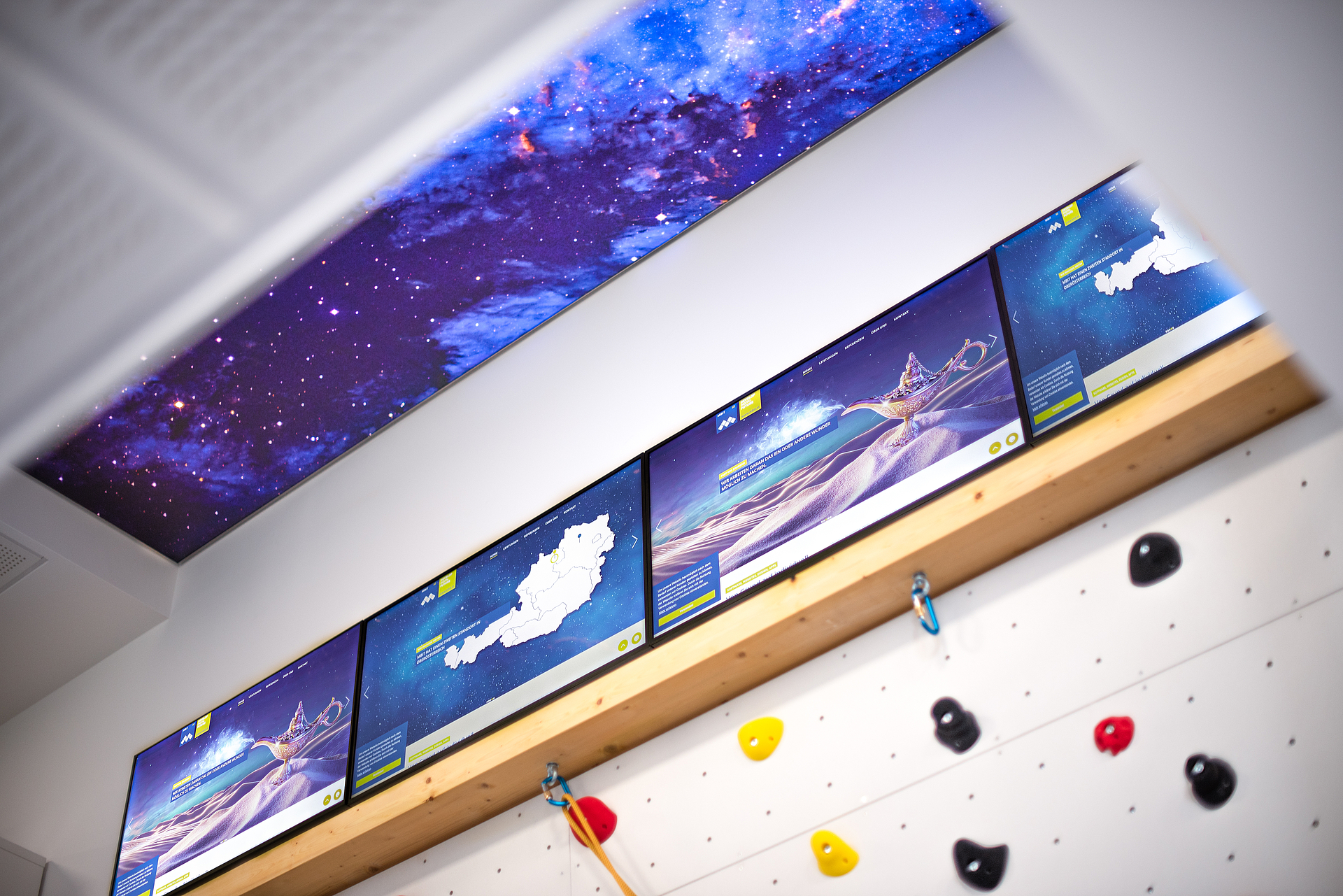 MBIT Kletterwand und Bildschirme