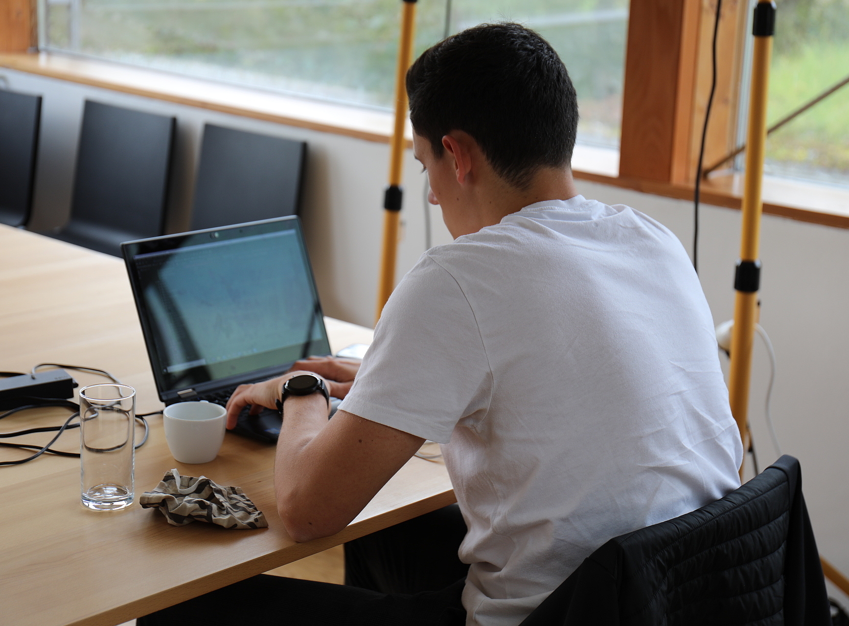 Mann sitzt vor Laptop
