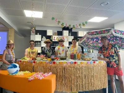 verkleidete Menschen hinter der Bar