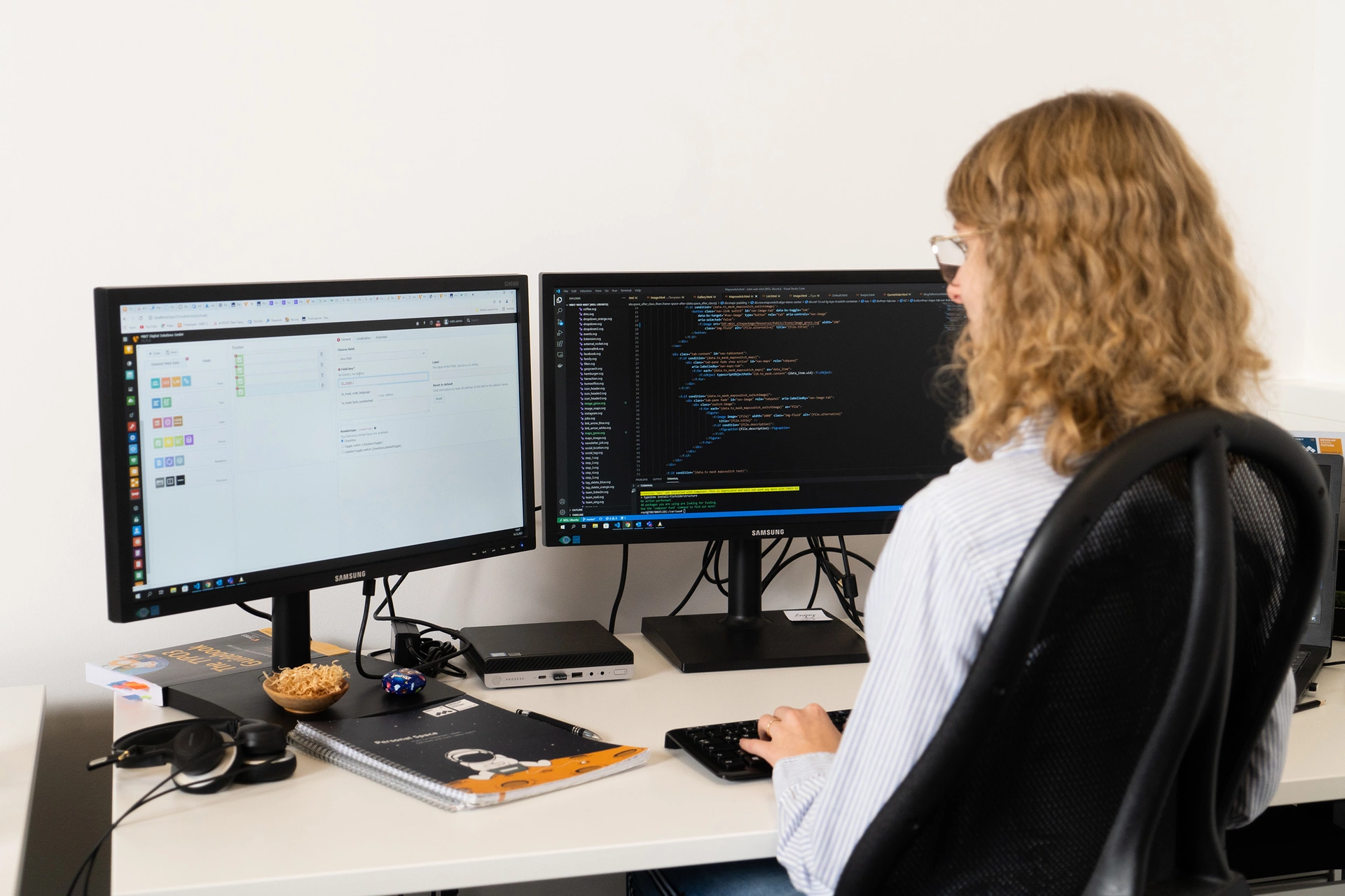 Frau am Programmieren