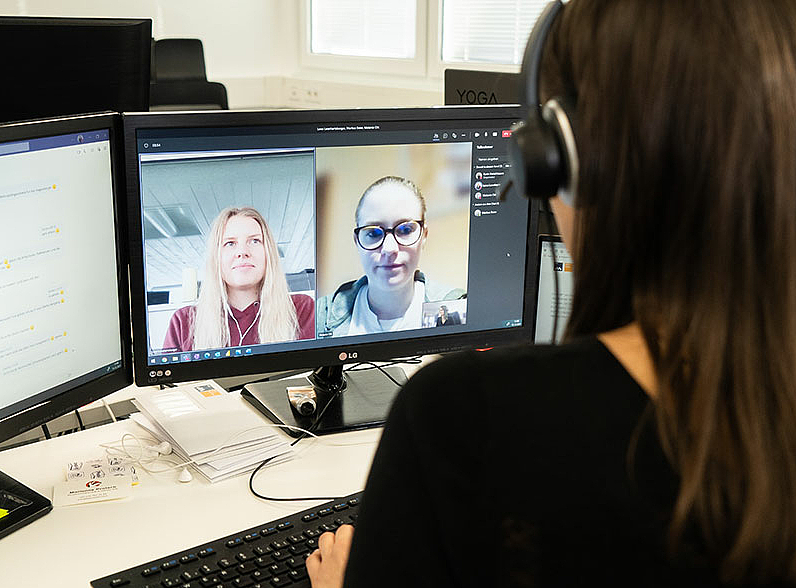 Frau in einem Onlinemeeting
