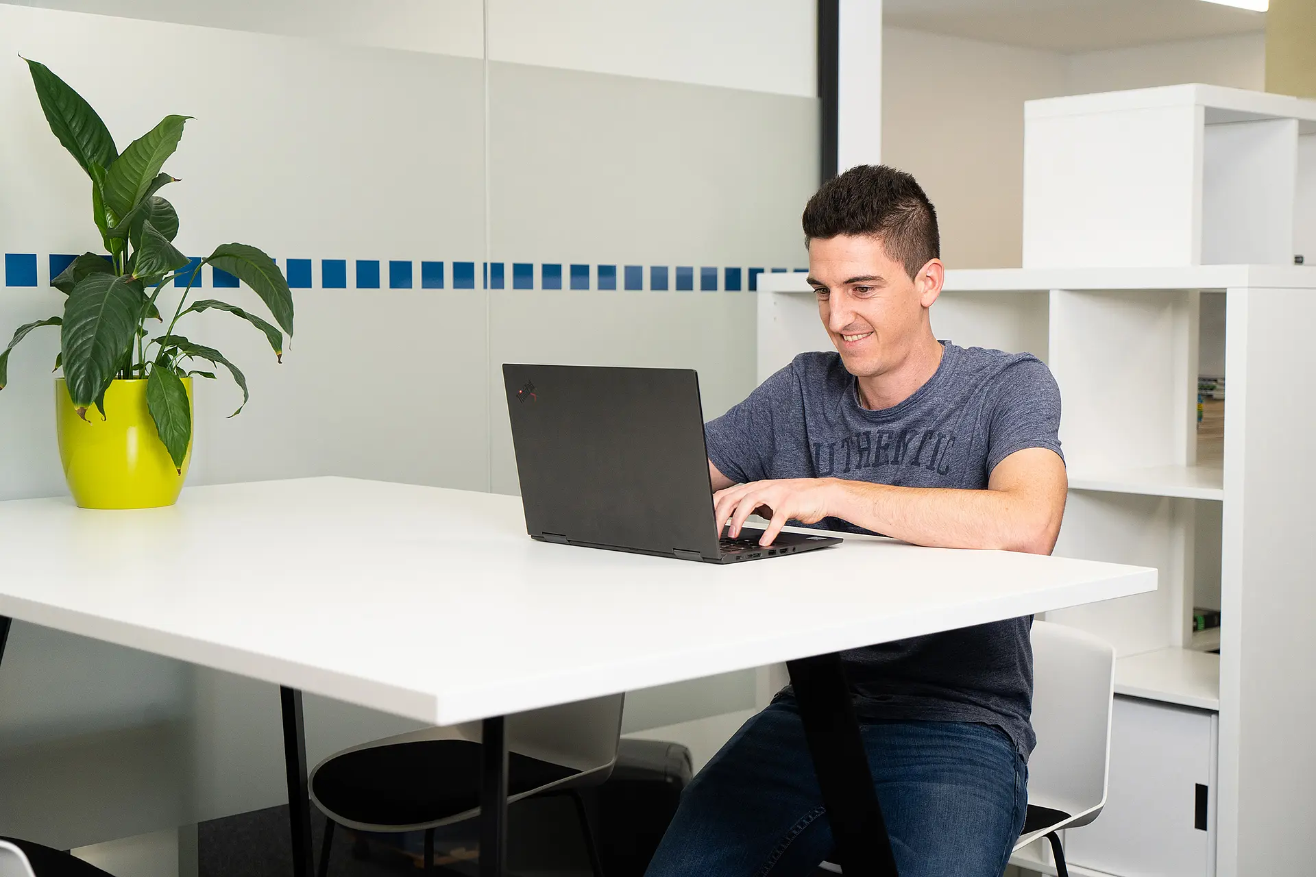 Mann arbeitet am Laptop