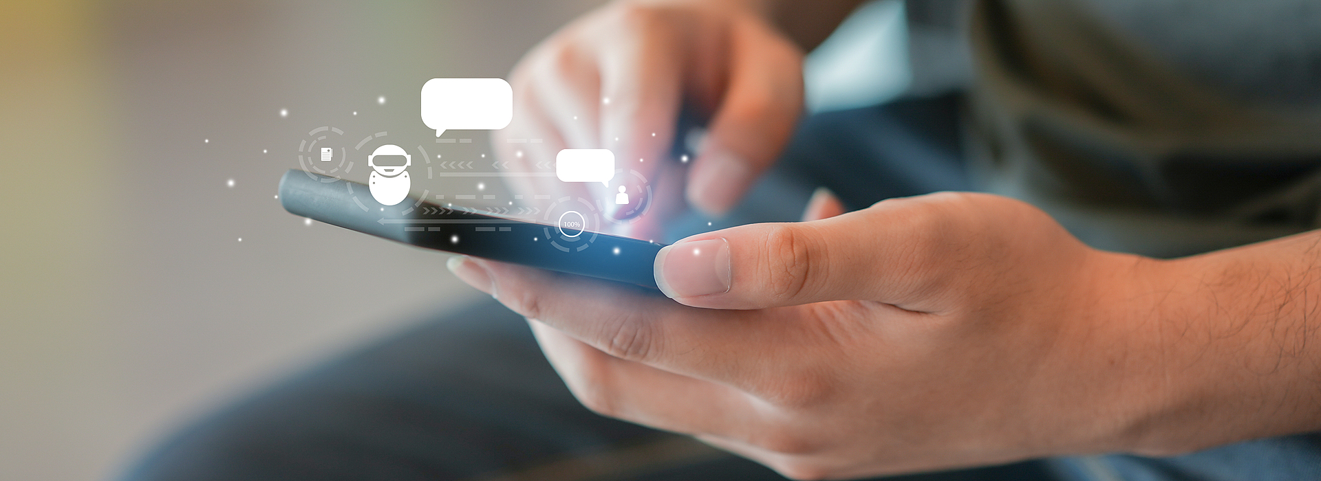 Mensch tippt auf Handy