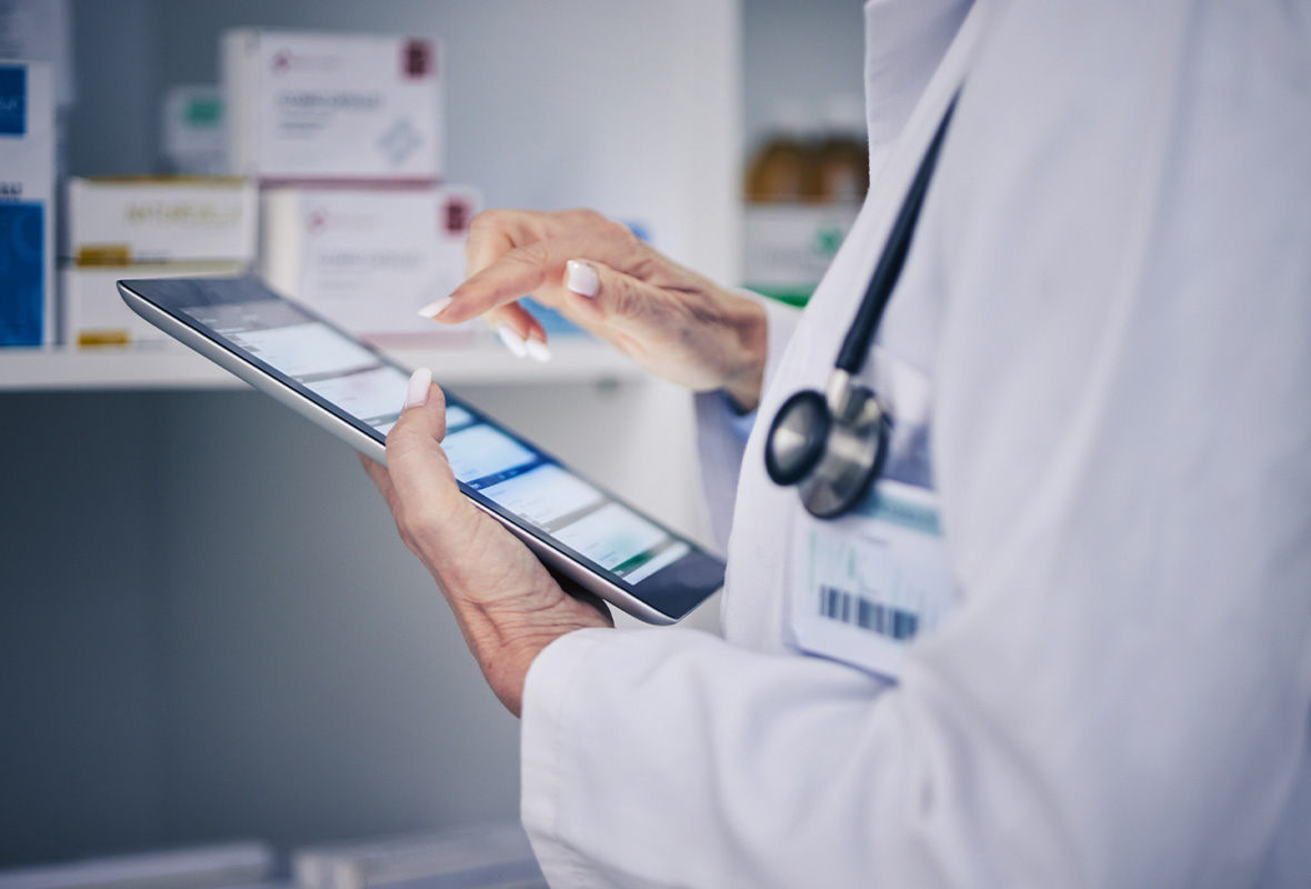 Arzt tippt auf Tablet