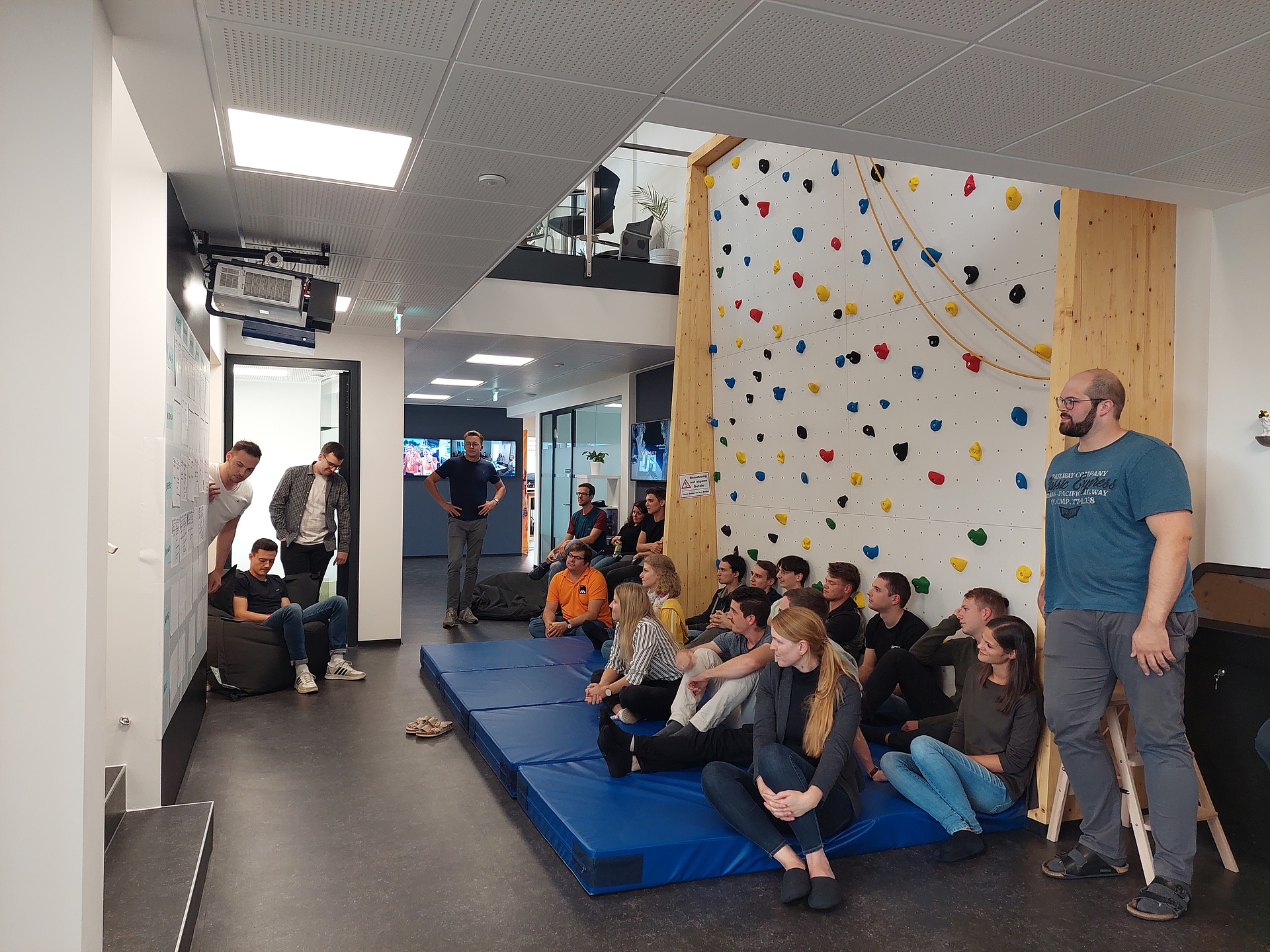 Mitarbeiter vor Kletterwand