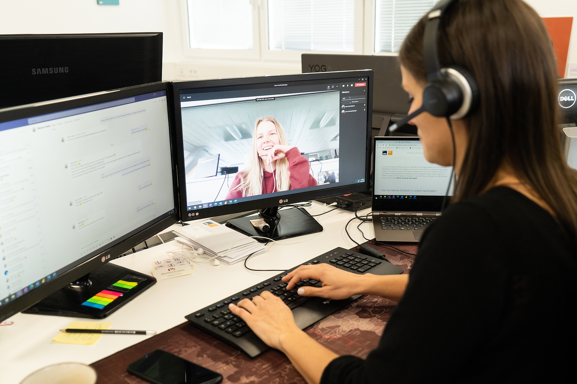 Frau vor dem Computer