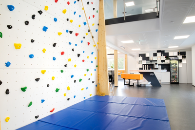 Kletterwand und Bar im Hintergrund