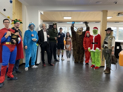 verkleidete Mitarbeiter zu Fasching