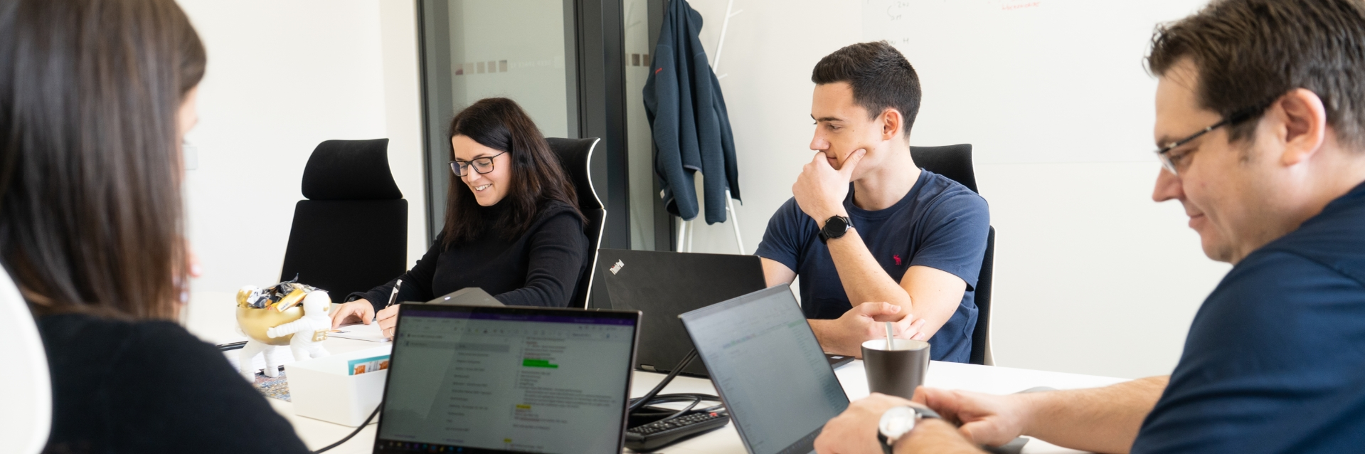 Menschen sitzen bei Meeting zusammen