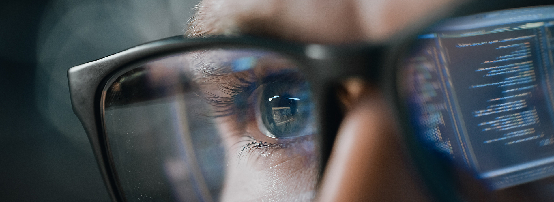 Brille mit Gesicht dahinter