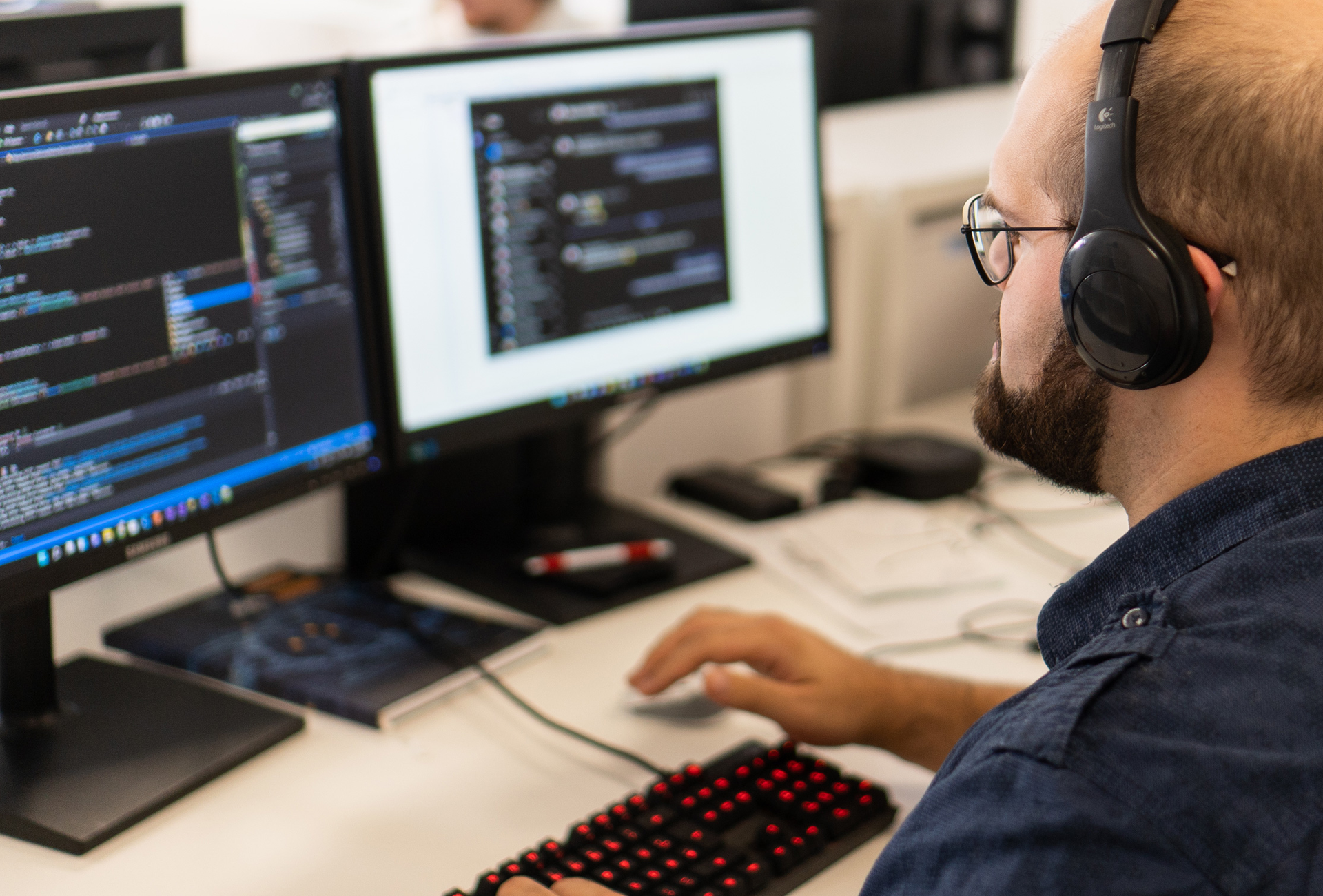 Mann am Programmieren