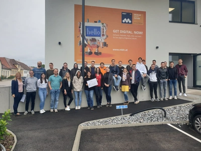 Mitarbeiter stehen vor dem Büro