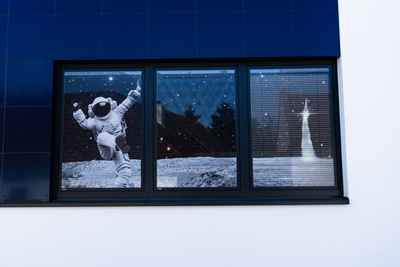 Astronaut an Fenster